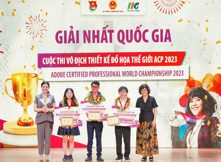 Ba thí sinh đoạt giải nhất quốc gia cuộc thi Vô địch thiết kế đồ họa thế giới ACP (ACP World Championship) năm 2023 - Ảnh: L.T.