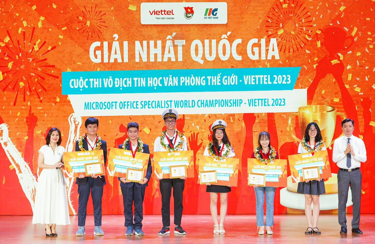 6 thí sinh đoạt giải nhất cuộc thi Vô địch tin học văn phòng thế giới - Viettel - Ảnh: L.T.