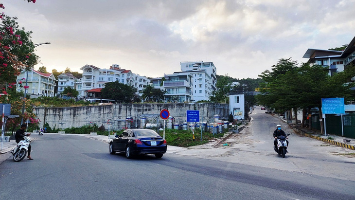 Dự án khu biệt thự cao cấp Ocean View Nha Trang (Khánh Hòa) có nhiều biệt thự vi phạm xây dựng "đạp trần", đã có quyết định cưỡng chế tháo dỡ từ các năm qua nhưng đến nay vẫn chưa chấp hành, khắc phục hậu quả - Ảnh: PHAN SÔNG NGÂN 