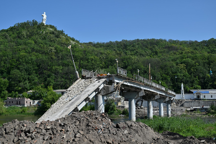 Một cây cầu ở khu vực Donetsk tại miền đông Ukraine bị đánh sập ngày 22-6 - Ảnh: AFP