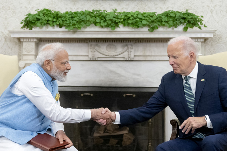 Tổng thống Mỹ Joe Biden (phải) bắt tay Thủ tướng Ấn Độ Narendra Modi tại Nhà Trắng ngày 22-6 - Ảnh: AFP