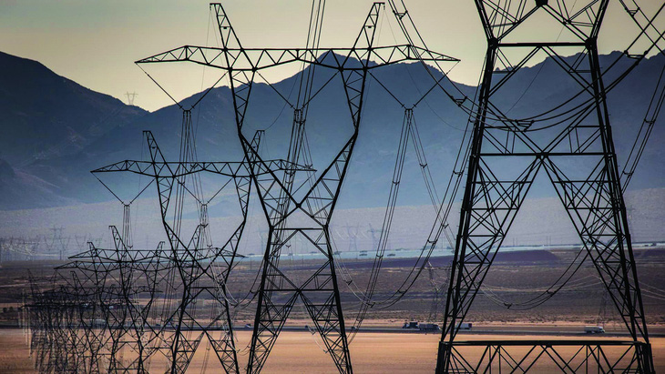Hệ thống dây truyền tải điện dày đặc thuộc hệ thống phát điện mặt trời Ivanpah tại sa mạc Mojave nằm trên địa phận bang California, Mỹ. Ảnh: Getty Images