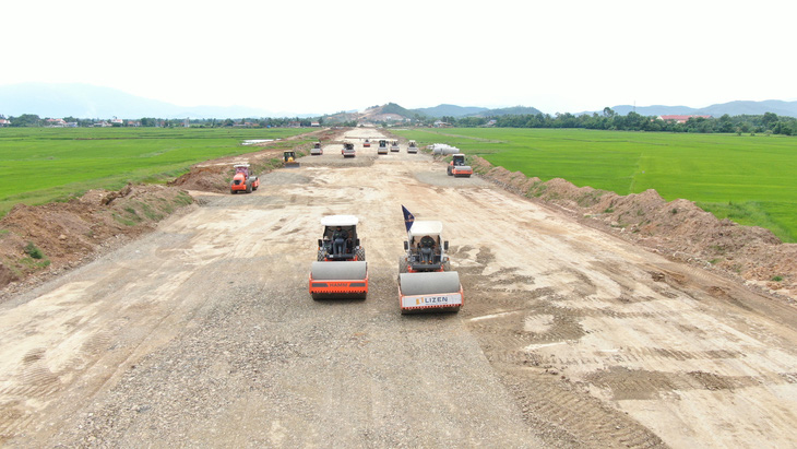 Các nhà thầu thi công cao tốc Vân Phong - Nha Trang huy động máy móc, thiết bị và nhân lực để đẩy nhanh tiến độ - Ảnh: TRẦN HƯỚNG
