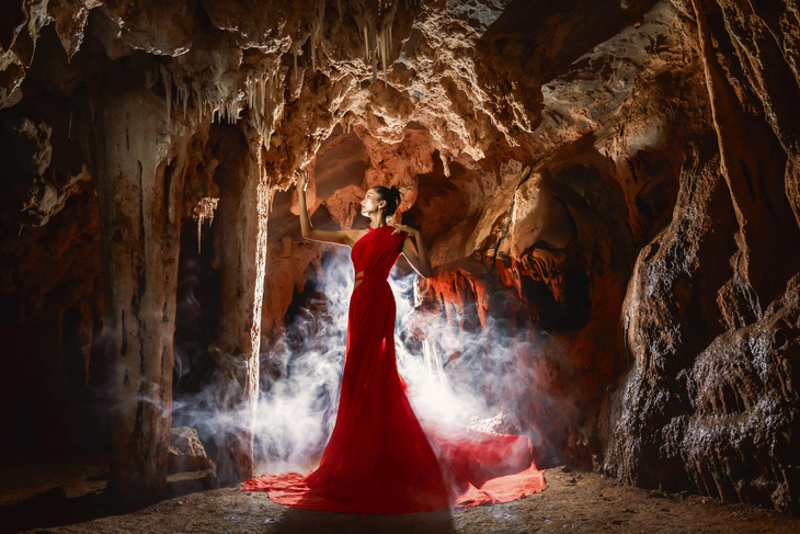 HHen Niê khoe vẻ đẹp ma mị trong hang động ở Quảng Bình - Ảnh 3.