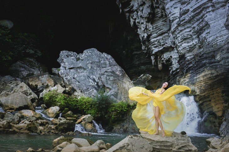 HHen Niê khoe vẻ đẹp ma mị trong hang động ở Quảng Bình - Ảnh 5.