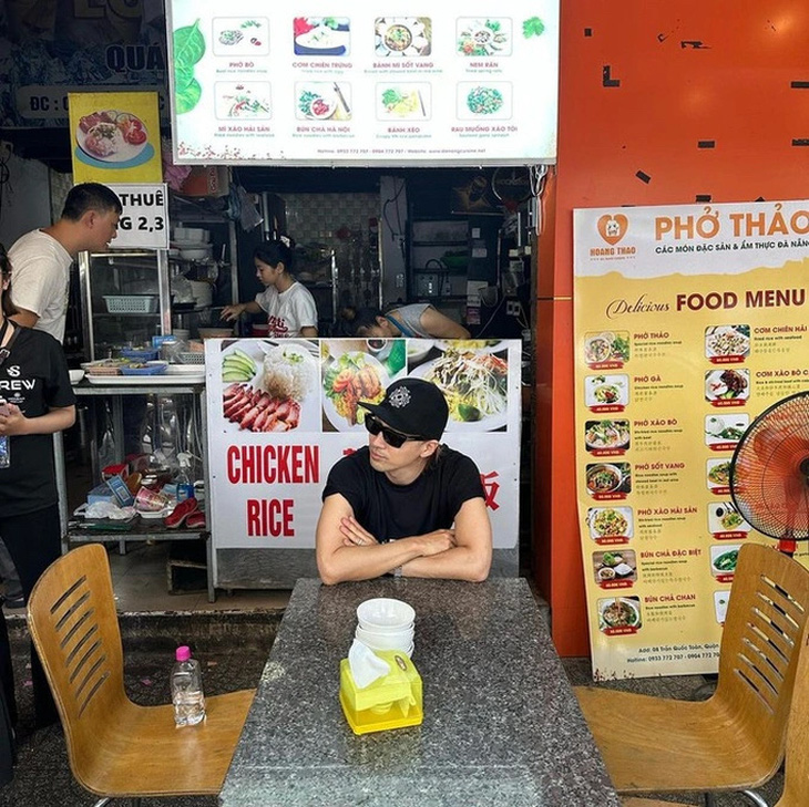 Ca sĩ Taeyang (Hàn Quốc), giọng ca chính của ban nhạc Big Bang, khoe ảnh trong một quán phở ở Đà Nẵng - Ảnh: Instagram nhân vật