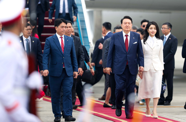 Tổng thống Hàn Quốc Yoon Suk Yeol và phu nhân đến sân bay Nội Bài (Hà Nội) ngày 22-6 - Ảnh: Nguyễn Khánh
