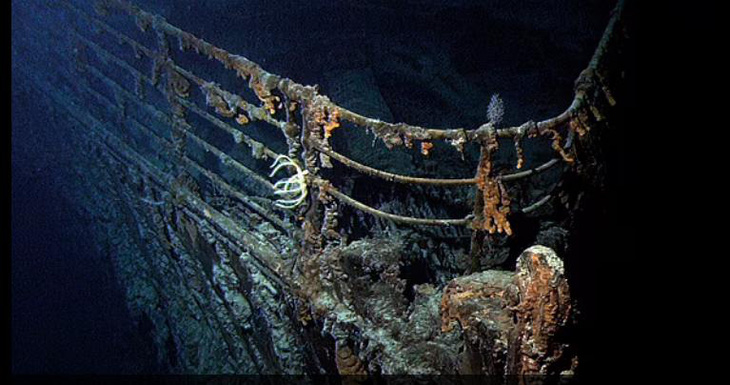Mảnh vỡ tàu lặn Titan được nhìn thấy cách mũi xác tàu Titanic 500m - Ảnh: AP