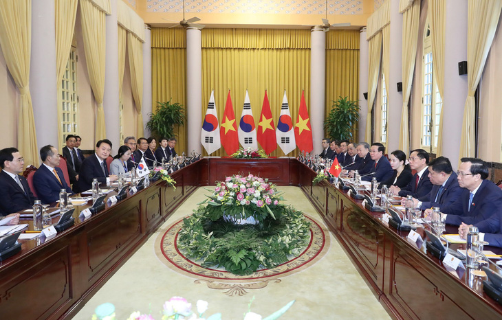 Chủ tịch nước Võ Văn Thưởng và Tổng thống Yoon Suk Yeol hội đàm sáng 23-6, trong khuôn khổ chuyến thăm Việt Nam của Tổng thống Hàn Quốc cùng phái đoàn hơn 200 doanh nghiệp lớn - Ảnh: VGP