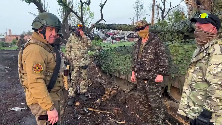 Ông Yevgeny Prigozhin (bìa trái) và các binh lính của Wagner ở chiến trường Bakhmut, miền đông Ukraine, vào tháng 5-2023 - Ảnh: AFP