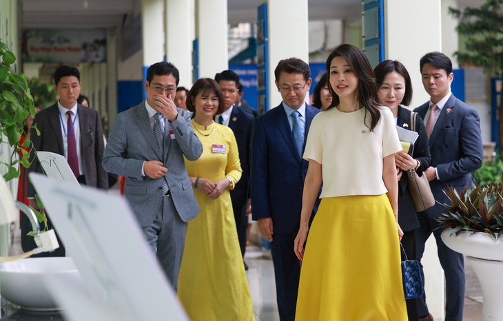 Đệ nhất phu nhân Hàn Quốc Kim Keon Hee đã tham dự sự kiện giới thiệu chương trình CSR toàn cầu tiêu biểu - Solve for Tomorrow do Samsung tổ chức tại Trường THCS Nam Từ Liêm, Hà Nội - Ảnh: Samsung cung cấp.