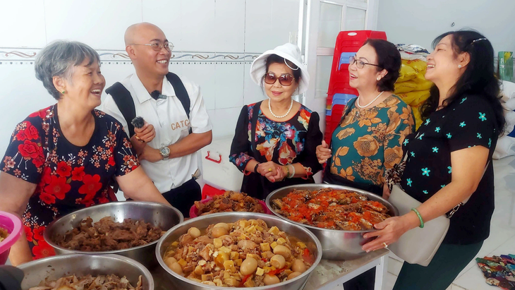 Hội chữ thập đỏ Vòng tay nhân ái ở thị trấn Minh Lương (huyện Châu Thành, Kiên Giang) sẽ nấu suất cơm phục vụ thí sinh đi thi tốt nghiệp THPT năm 2023 - Ảnh: C.CÔNG