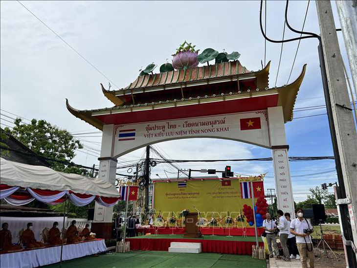 Cổng chào Việt Nam trên đường Việt kiều lưu niệm tỉnh Nong Khai, Đông Bắc Thái Lan - Ảnh: TTXVN