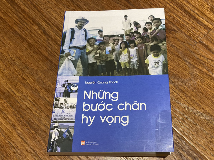 Cuốn sách Những bước chân hy vọng vừa ra mắt bạn đọc của ông Nguyễn Quang Thạch - Ảnh: T.ĐIỂU