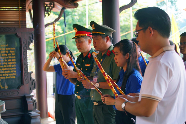 Đoàn đại biểu Thanh niên tiên tiến làm theo lời Bác năm 2023 dâng hoa, thắp hương tại đền thờ liệt sĩ TP Long Khánh chiều 24-6 - Ảnh: Tuổi Trẻ Đồng Nai