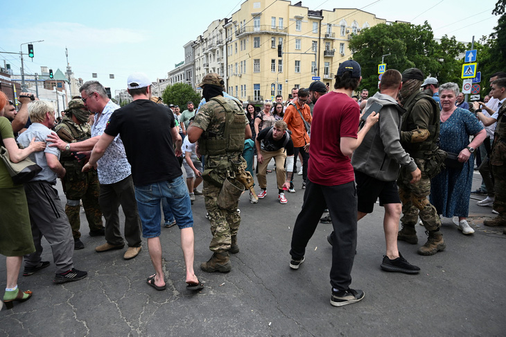 Những người ủng hộ và phản đối Wagner tranh cãi gần trụ sở Quân khu miền nam Nga ở thành phố Rostov-on-Don, Nga ngày 24-6 - Ảnh: REUTERS