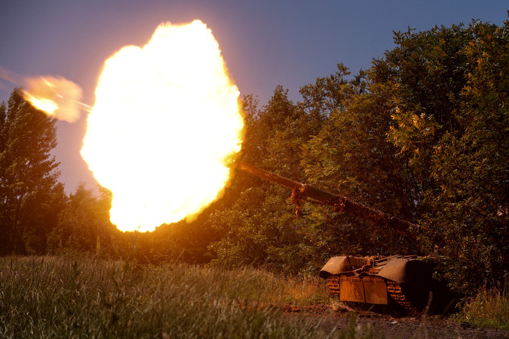 Các quân nhân Ukraine khai hỏa từ một chiếc xe tăng chiến đấu chủ lực T-80 trên cánh đồng gần thành phố tiền tuyến Bakhmut hôm 19-6 - Ảnh: REUTERS