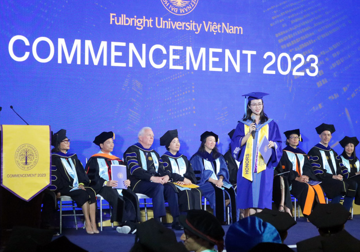 Đại học Fulbright Việt Nam trao bằng tốt nghiệp cho 95 sinh viên khóa đầu tiên - Ảnh 1.