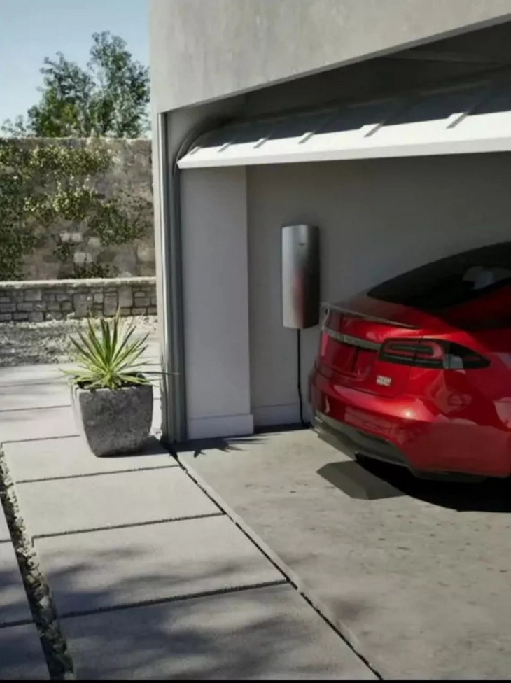 Bàn sạc không dây xuất hiện dưới vị trí pin điện trong ảnh teaser - Ảnh: Tesla