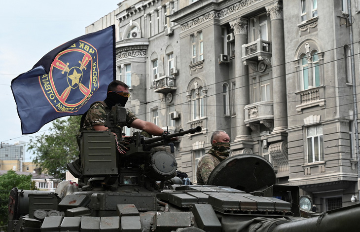 Các tay súng Wagner trên nóc một chiếc xe tăng được triển khai gần trụ sở của Quân khu miền nam Nga ở thành phố Rostov-on-Don, Nga ngày 24-6 - Ảnh: REUTERS