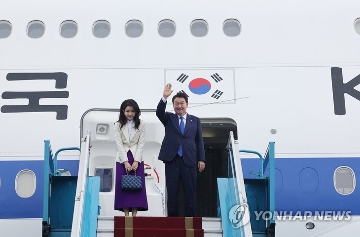 Tổng thống Hàn Quốc Yoon Suk Yeol và Đệ nhất phu nhân Kim Keon Hee cúi đầu chào Việt Nam trước khi lên máy bay trở về nhà hôm 24-6 - Ảnh: YONHAP