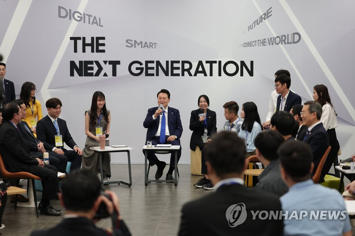 Tổng thống Hàn Quốc Yoon Suk Yeol ghé thăm Trung tâm nghiên cứu và phát triển (R&D) của Samsung Electronics tại Hà Nội và giao lưu với khoảng 50 chuyên gia trẻ trong ngành công nghệ, kỹ thuật số ngày 24-6 - Ảnh: YONHAP