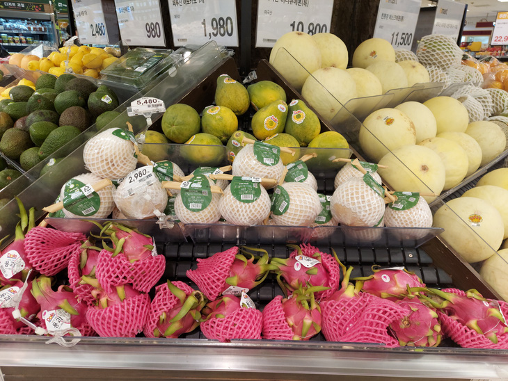 Quả thanh long của Việt Nam được bán tại một siêu thị của Hàn Quốc, song để xuất khẩu vào thị trường này, các loại trái cây của Việt Nam bị kiểm dịch rất gắt gao - Ảnh: NVCC