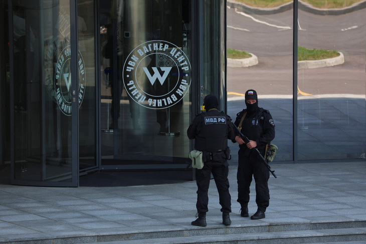 Các nhân viên thực thi pháp luật Nga đứng gác bên ngoài tòa nhà chính của lực lượng Wagner ở thành phố St. Petersburg, Nga ngày 24-6 - Ảnh: REUTERS