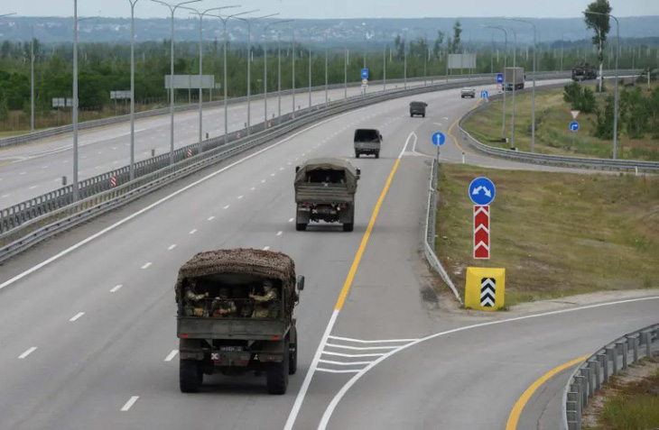 Một đoàn xe của nhóm lính đánh thuê Wagner di chuyển dọc theo đường cao tốc M-4, nối các thành phố phía nam của Nga với thủ đô Matxcơva. Ảnh chụp trên đoạn đường chạy qua thành phố Voronezh, tây nam Nga ngày 24-6 - Ảnh: REUTERS