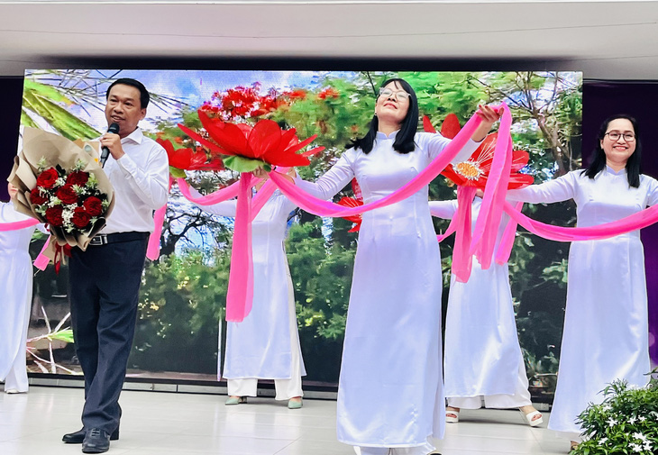 Thầy Đỗ Đình Đảo hát Phượng Hồng cùng học sinh múa minh họa tại lễ tri ân và trưởng thành của trường tối 23-6 - Ảnh: MỸ DUNG 