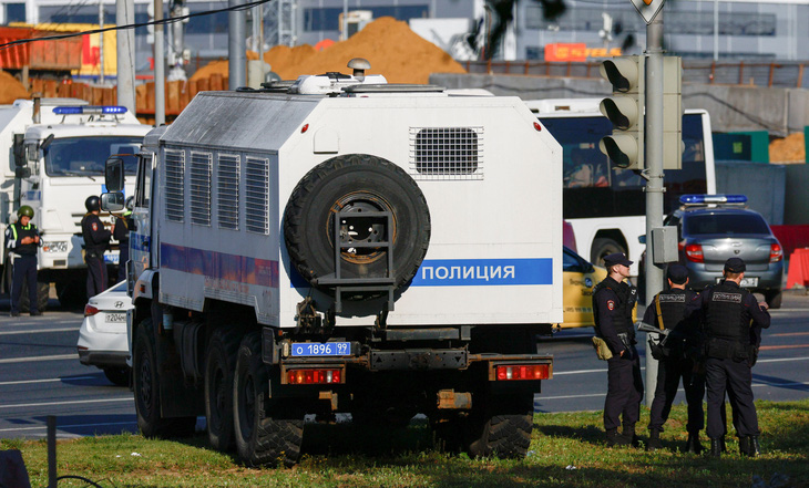 Lực lượng an ninh theo dõi tình hình giao thông tại một chốt kiểm soát ở Matxcơva ngày 24-6 - Ảnh: REUTERS