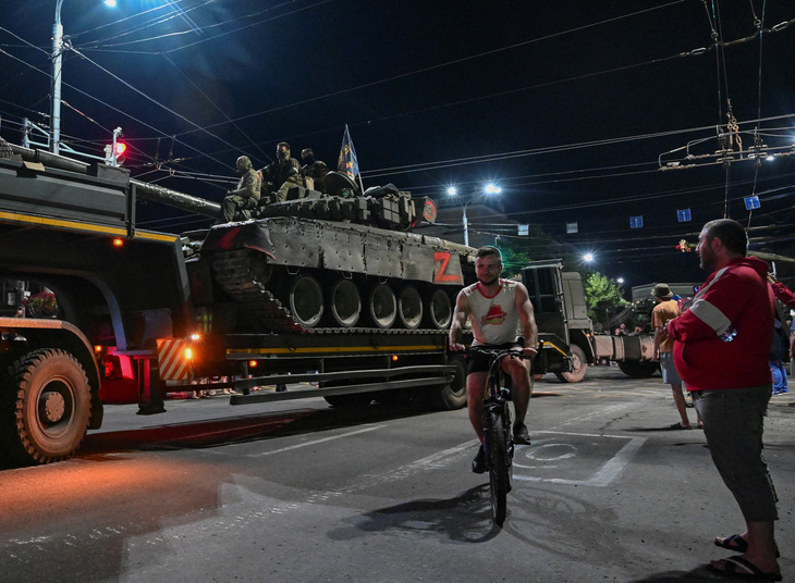 Các chiến binh của nhóm lính đánh thuê Wagner rút khỏi trụ sở Quân khu phía Nam ở thành phố Rostov-on-Don để trở về căn cứ ngày 24-6 - Ảnh: REUTERS