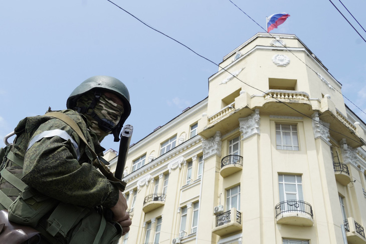 Một thành viên của nhóm Wagner đứng gác bên ngoài trụ sở Quân khu phía Nam Nga ở thành phố Rostov-on-Don, ngày 24-6 - Ảnh: AFP