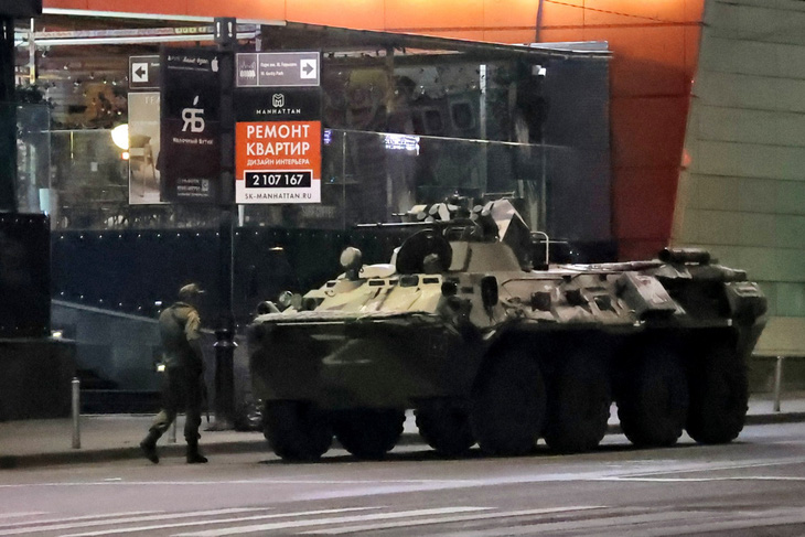 Một chiếc xe bọc thép chở quân đậu trên một con phố ở thành phố Rostov-on-Don, sáng sớm 24-6 - Ảnh: AFP
