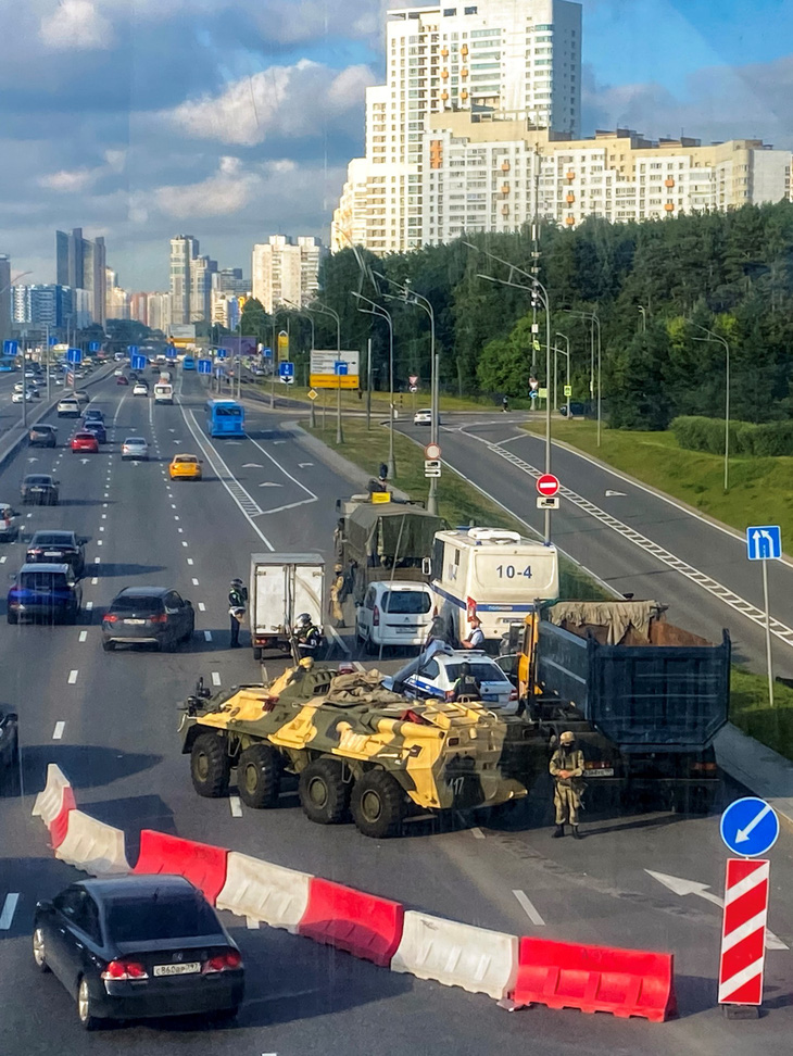 Cảnh sát và quân nhân Nga chặn một đoạn đường cao tốc vào Matxcơva vào ngày 24-6 - Ảnh: AFP