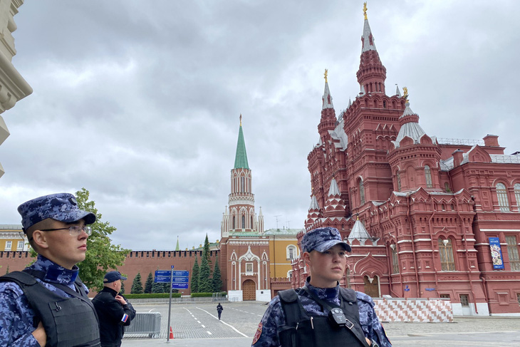 Các sĩ quan Lực lượng Vệ binh quốc gia Nga (Rosgvardiya) tuần tra một khu vực xung quanh Điện Kremlin ở Matxcơva ngày 24-6 khi Tổng thống Nga Vladimir Putin thừa nhận một tình huống &quot;khó khăn&quot; đang diễn ra ở thành phố Rostov-on-Don, nơi Wagner đã nắm quyền kiểm soát các căn cứ quân sự quan trọng - Ảnh: AFP