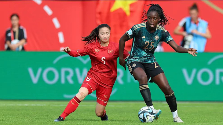 Đội tuyển nữ Việt Nam (áo đỏ) đã có trận đấu rất tốt với đội tuyển nữ Đức, chỉ để thua 1-2 rạng sáng 25-6 - Ảnh: VFF