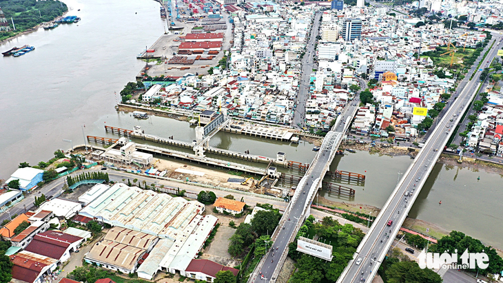 Dự án chống ngập do triều cường tại khu vực cầu Tân Thuận, quận 7, TP.HCM - Ảnh: TỰ TRUNG