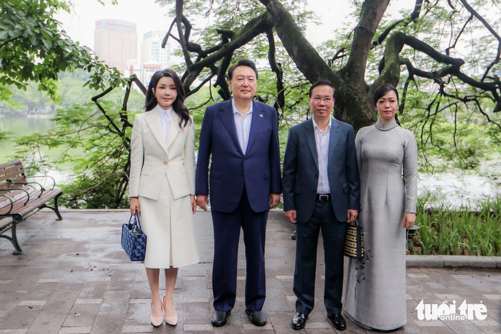 Chủ tịch nước Võ Văn Thưởng, Tổng thống Hàn Quốc Yoon Suk Yeol cùng hai phu nhân chụp ảnh lưu niệm tại hồ Gươm - Ảnh: NGUYỄN KHÁNH
