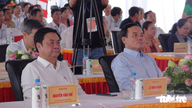Phó thủ tướng Trần Lưu Quang (bên phải) và ông Lê Minh Hoan - bộ trưởng Bộ Nông nghiệp và Phát triển nông thôn (bên trái) - dự lễ khởi công cao tốc Cao Lãnh - An Hữu tại điểm cầu tỉnh Đồng Tháp - Ảnh: ĐẶNG TUYẾT