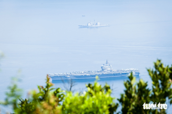 Tàu sân bay USS Ronald Reagan (CVN 76) và tàu tuần dương USS Antietam (CG-54) tiến vào vịnh Đà Nẵng lúc 9h ngày 25-6 - Ảnh: TẤN LỰC