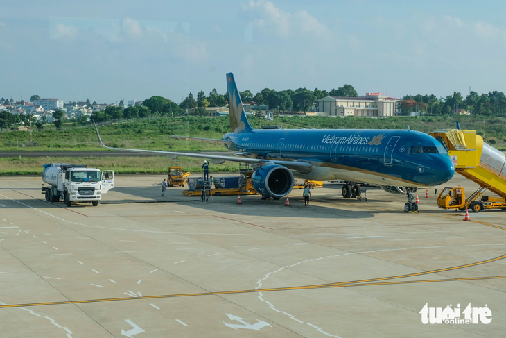 Có phương án chuyển nhượng Công ty TNHH MTV Nhiên liệu hàng không (Skypec) từ Vietnam Airlines về PVN. Trong ảnh: xe bồn Skypec tiếp nhiên liệu cho máy bay Vietnam Airlines - Ảnh: QUANG ĐỊNH