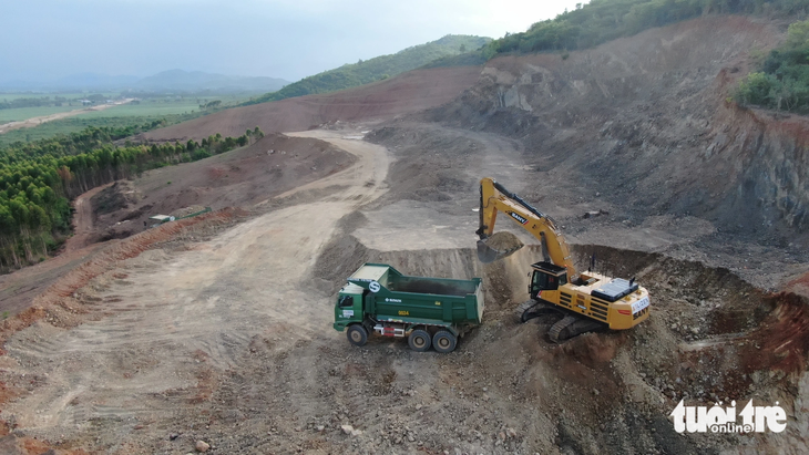 Trước khó khăn về thiếu vật liệu đắp nền, các nhà thầu đào phá núi khai thác, tận dụng vật liệu để thi công trong khi chờ cấp phép mỏ đất