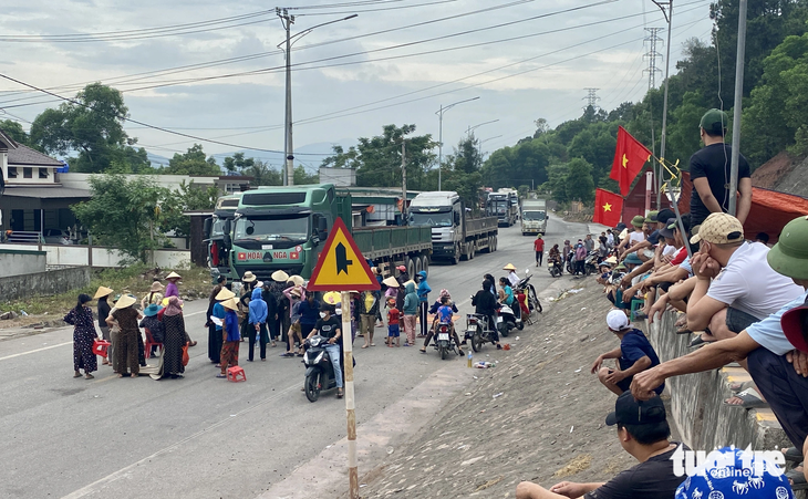 Người dân chặn xe tải vào cảng Vissai, Nghi Lộc, Nghệ An trưa 25-6 - Ảnh: DOÃN HÒA