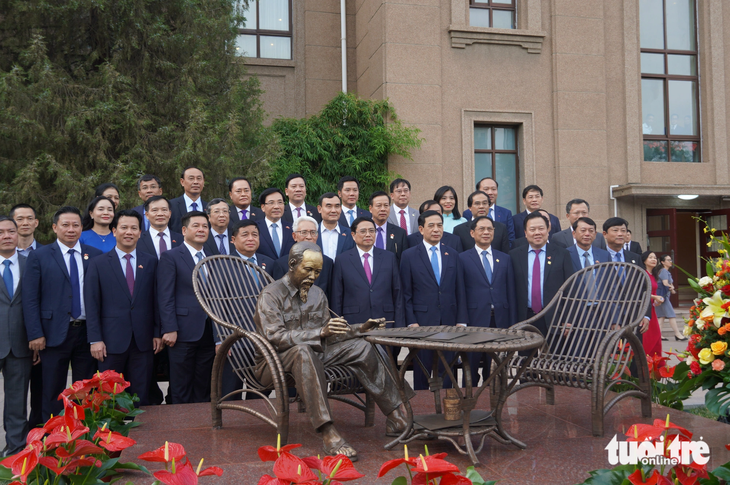 Thủ tướng dâng hoa và chụp ảnh kỷ niệm tại tượng đài Chủ tịch Hồ Chí Minh trong khuôn viên Đại sứ quán Việt Nam - Ảnh: NGỌC AN