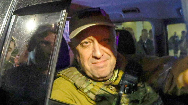 Ông trùm Wagner Yevgeny Prigozhin rời khỏi trụ sở Quân khu miền Nam ở thành phố Rostov-on-Don vào ngày 24-6 - Ảnh: Reuters