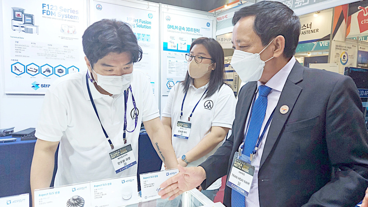Doanh nghiệp công nghiệp phụ trợ của Việt Nam tham dự triển lãm của Hàn Quốc để tìm kiếm cơ hội tham gia chuỗi cung ứng của các tập đoàn đa quốc gia Hàn Quốc - Ảnh: N.AN