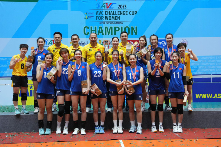 Tuyển bóng chuyền nữ Việt Nam với danh hiệu AVC Challenge Cup 2023 - Ảnh: THU THẢO