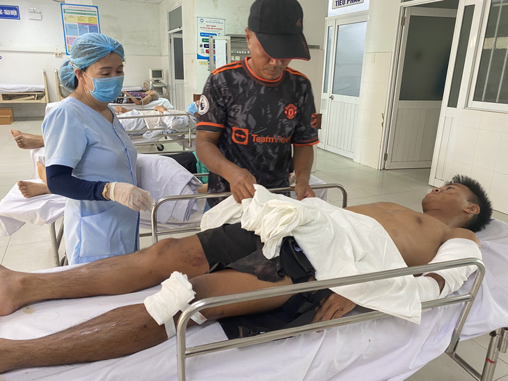 Cầu thủ Lương Quang Huy được đưa vào khoa cấp cứu Bệnh viện Đa khoa Quảng Nam sau vụ tai nạn - Ảnh: LÊ TRUNG