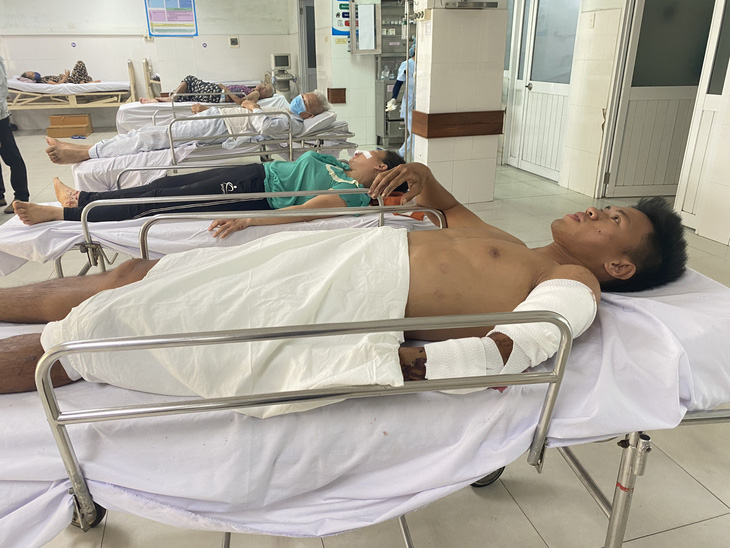 Cầu thủ Lương Quang Huy bị chấn thương nhiều nơi trên người - Ảnh: LÊ TRUNG